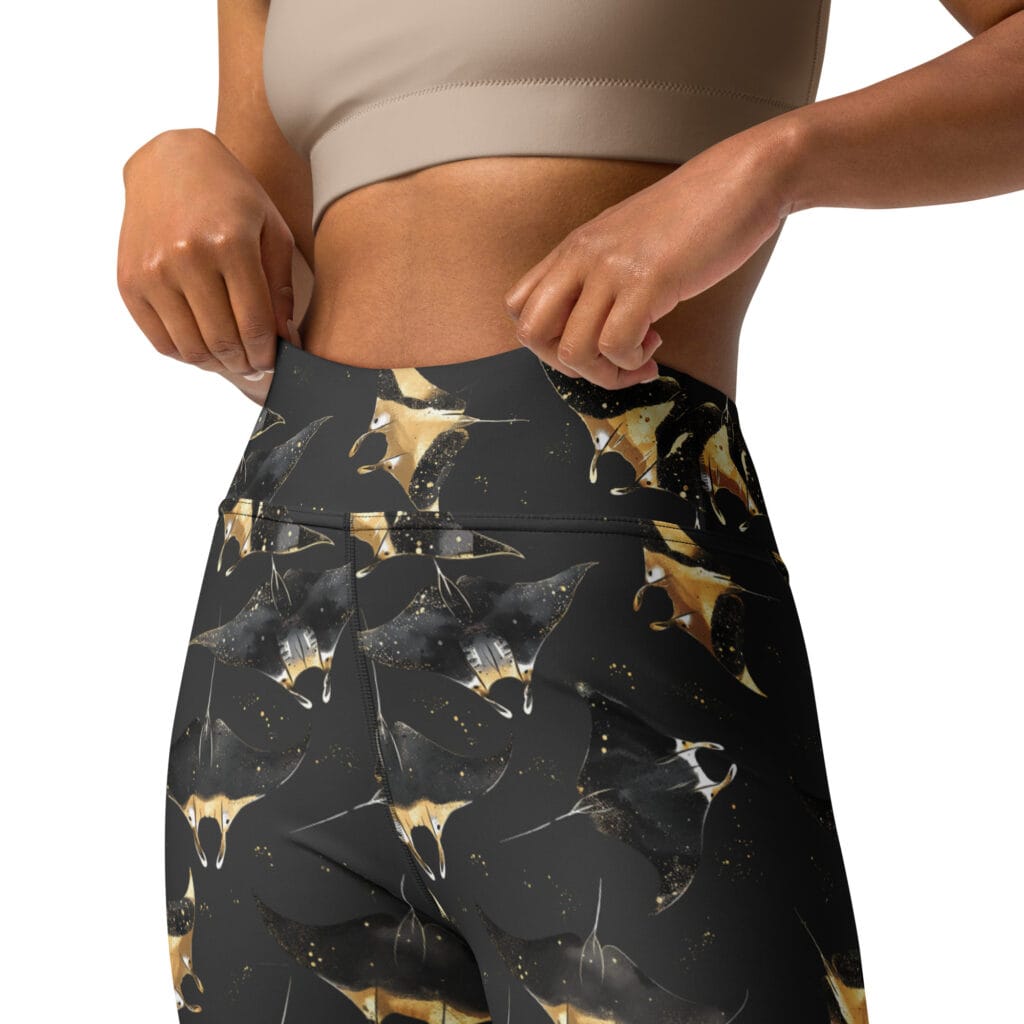 Close up of waist of Manta Ray print on scuba leggings for women.